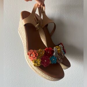Sophia Milano handmade Italy leather beige wedge floral sandals size 9 women